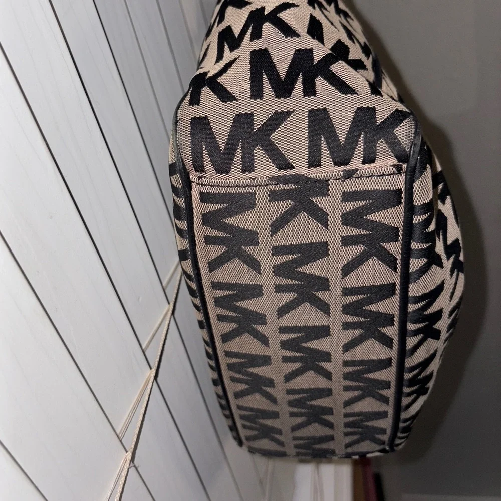 Micheal Kors Monogram Double Strap Handbag With Attached Gold Tone Lock Closure - Picture 6 of 13